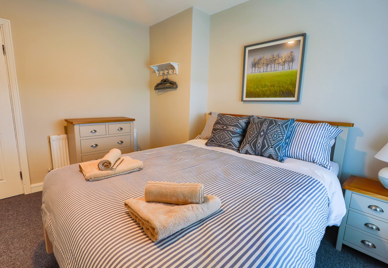 House in Sligo - Garavogue Villa - At The River And Steps To Town 