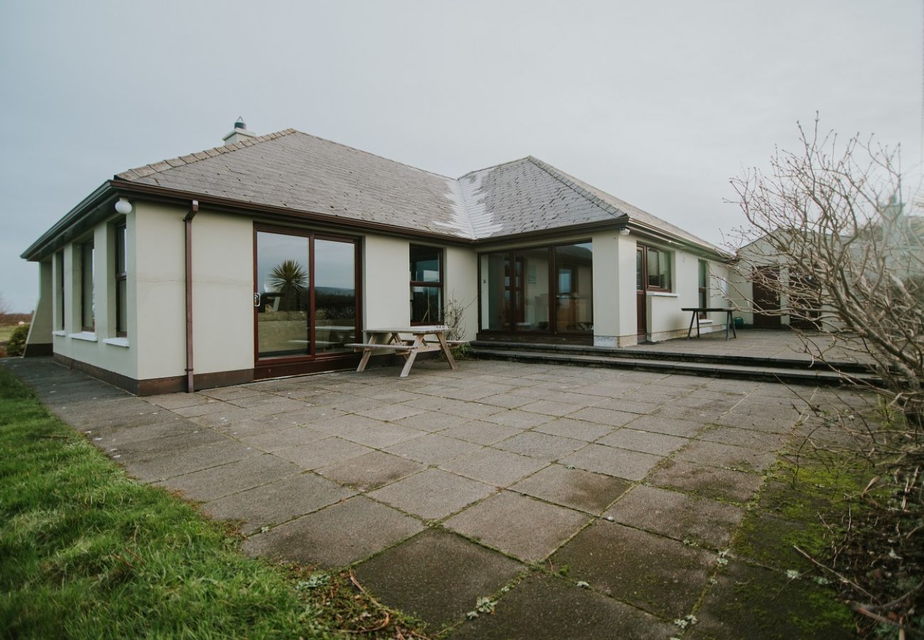 House in Cliffony - Mullaghmore Holiday Home - Lush Gardens with Sea Views
